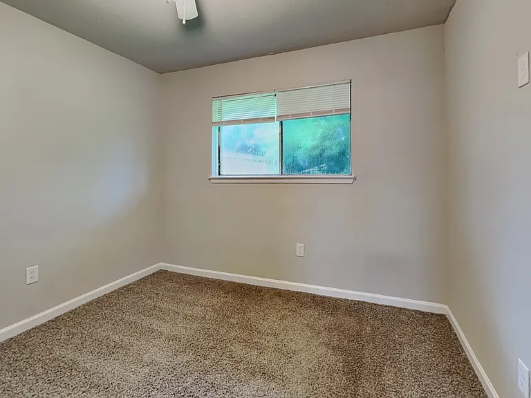 Spacious corner room with neut