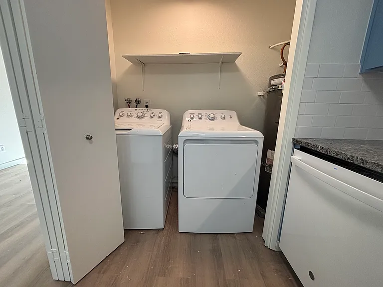 833 NW Oak Ave — Photo 2