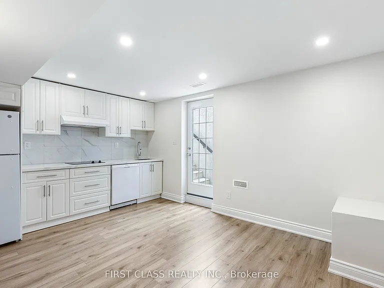 802 Yates Dr — Photo 3