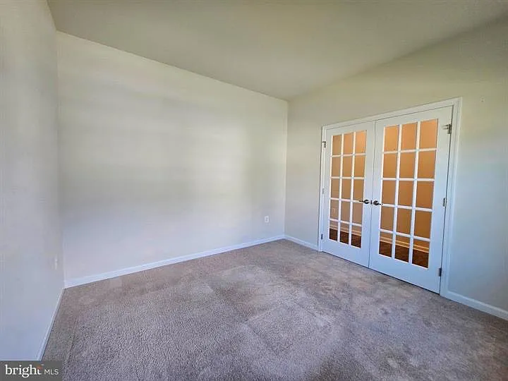 4 bed, 2.5 bath, 2392 sqft, $3,000 — Photo 2