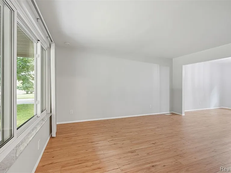 1880 Welling Dr — Photo 6