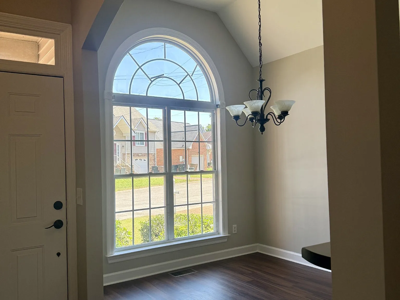 3 bed, 2.5 bath, 2100 sqft, $3,000 — Photo 2