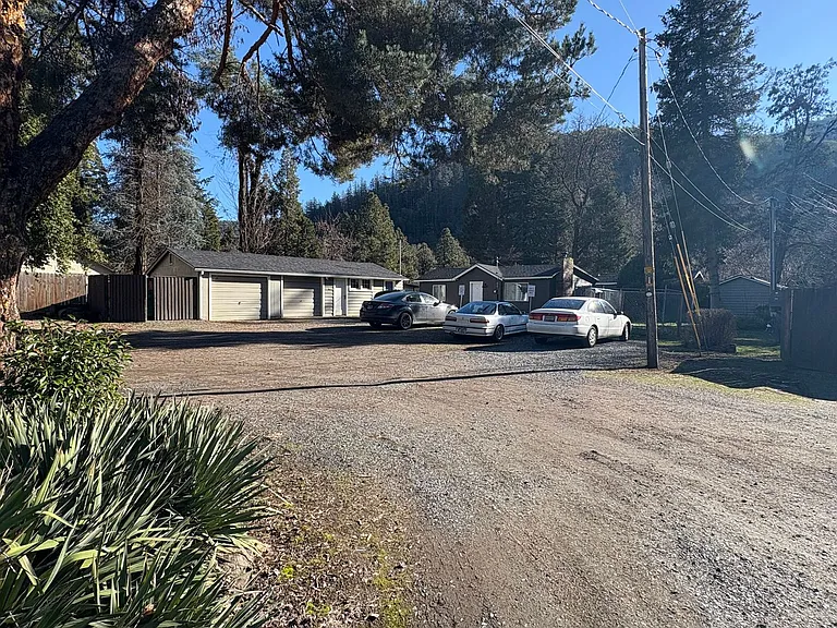 655 Rogue River Hwy — Photo 12
