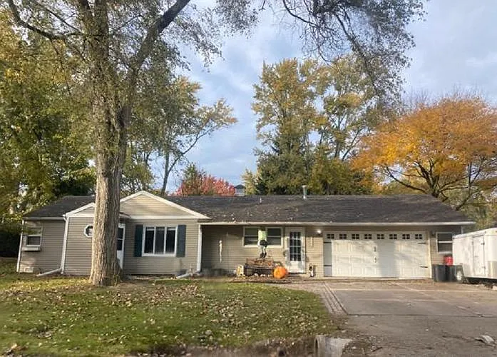 7495 Emerson photo 1