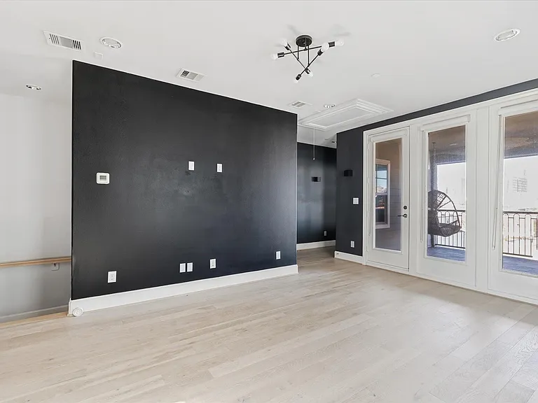 1005 Saint Charles St — Photo 23