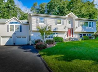 40 Overbrook Dr, Airmont, NY 10952