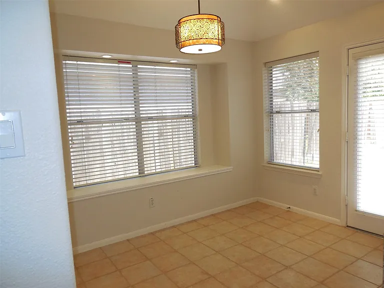 10523 N Newpark Dr — Photo 5