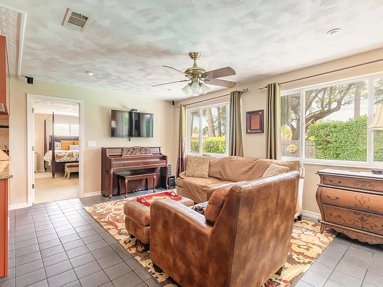 2679 John Anderson Dr — Photo 11