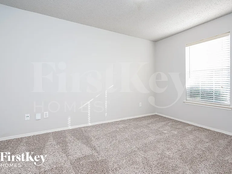 2447 Mallory Ln — Photo 10