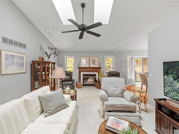 4th image of 772 Highland Ave