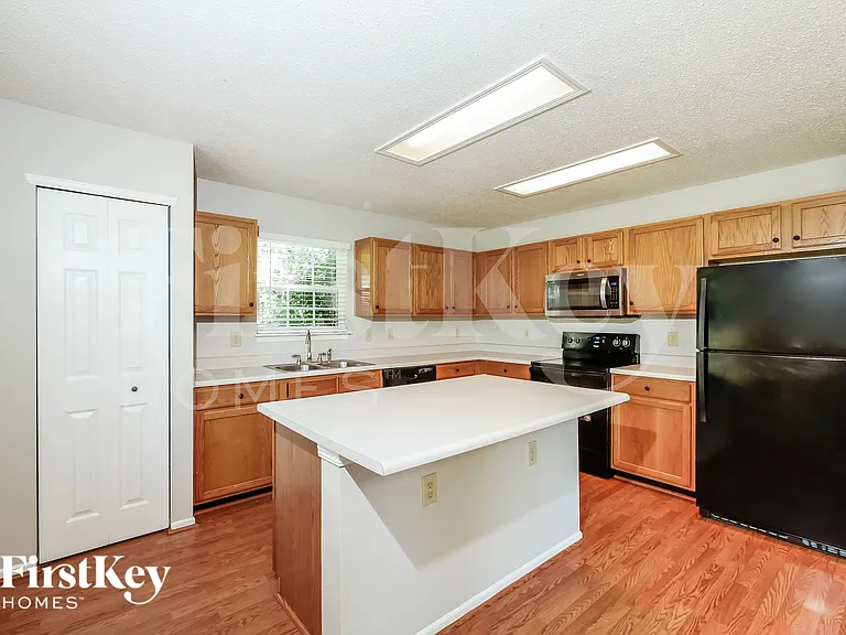 5757 N Plymouth Ct — Photo 9