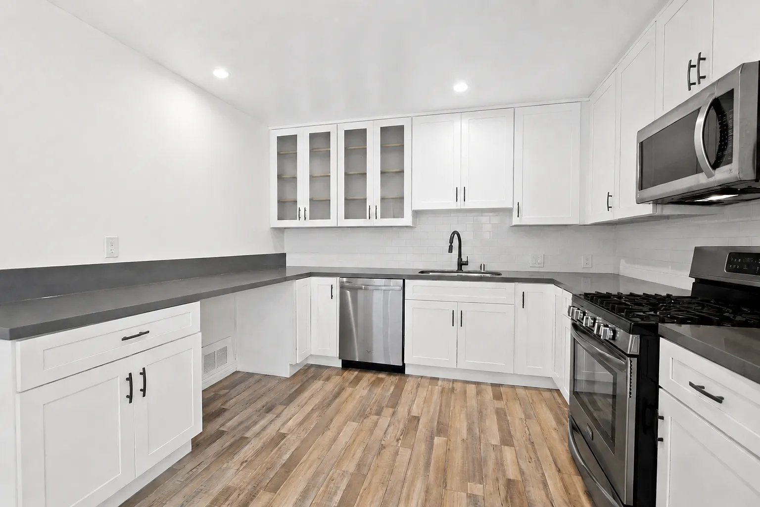 2 bed, 1050 sqft, $4,100 — Photo 2