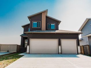 13521 W 104a St, Grande Prairie, AB T8V 7L8