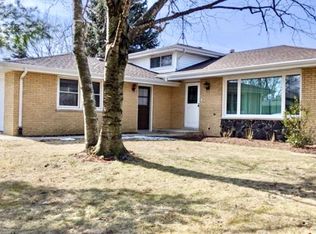 9S172 Cumnor Rd, Downers Grove, IL 60516