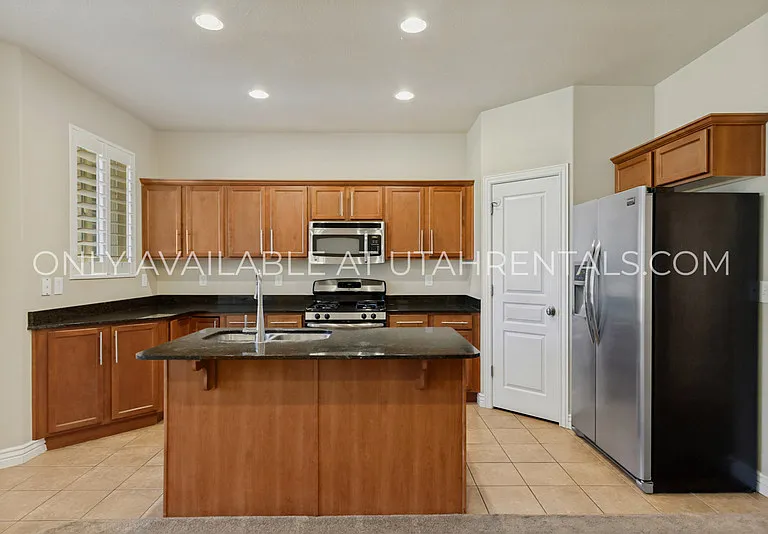 136 W 3360 N — Photo 4