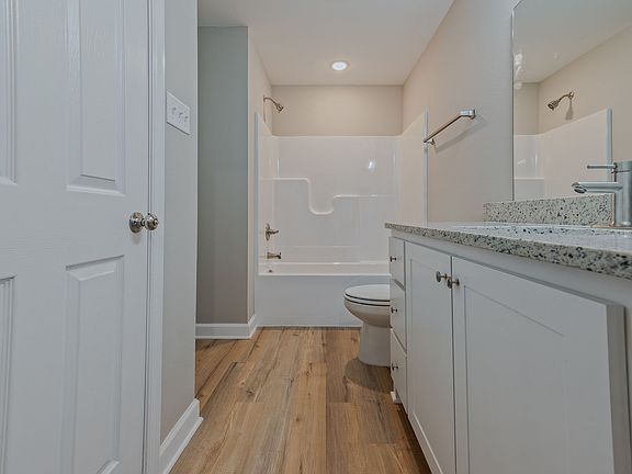 4th image of 825 Pine Tree Rd