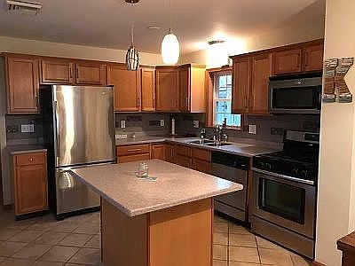 1st fl kitchen isle w stools