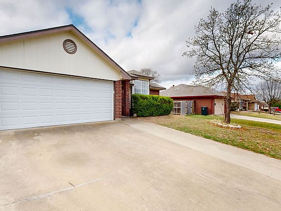 2nd image of 2706 Hemlock Dr