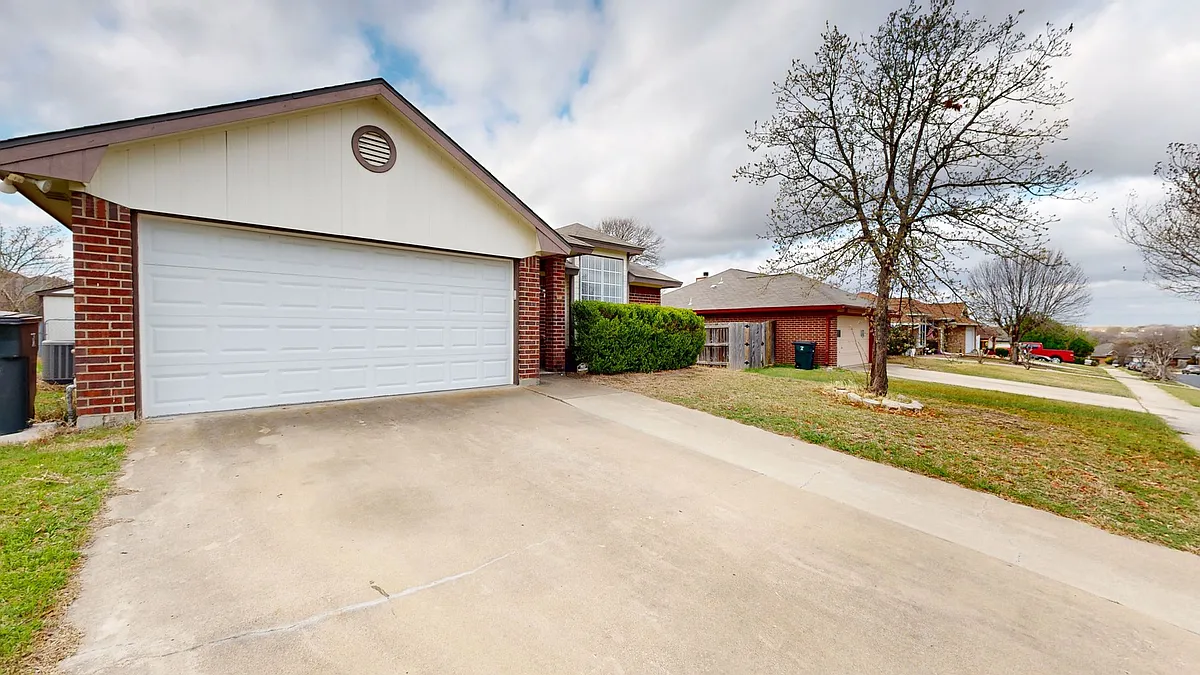 Building Photo - 2706 Hemlock Dr