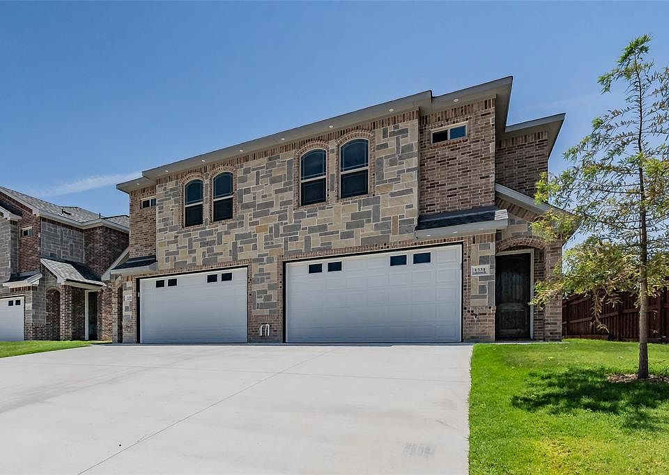 Elegant newly built 2-story half duplex