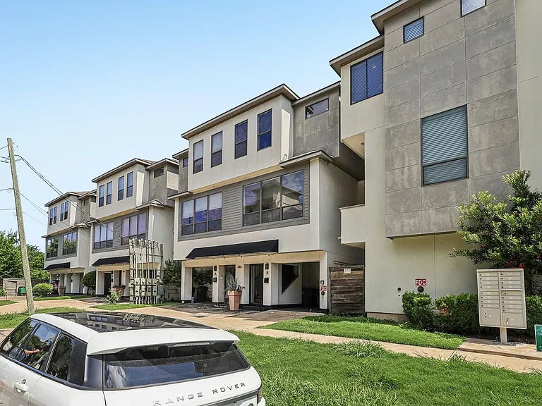 2305 Camden Dr #B — Photo 3