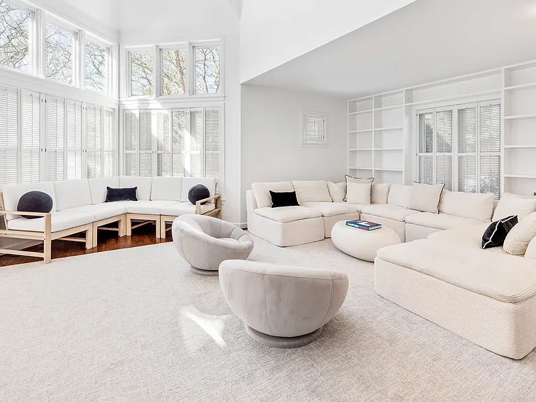 141 Harvest Ln — Photo 1
