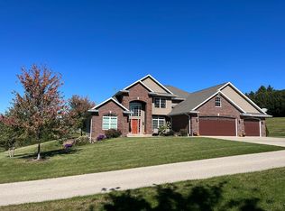 2424 Winterwood Dr, Asbury, IA 52002
