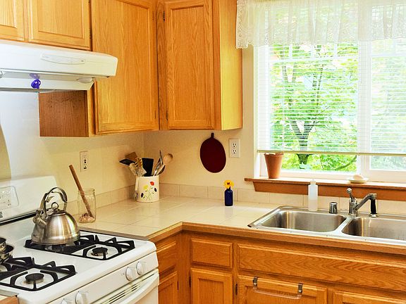 5th image of 2366 Emerald Ct