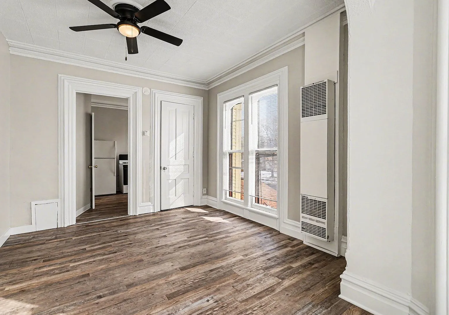 Summer Move In Special- $300 Off Your Move-In - Renovated 1 Bedroom 1 Bath Apartment- $798 — Photo 4