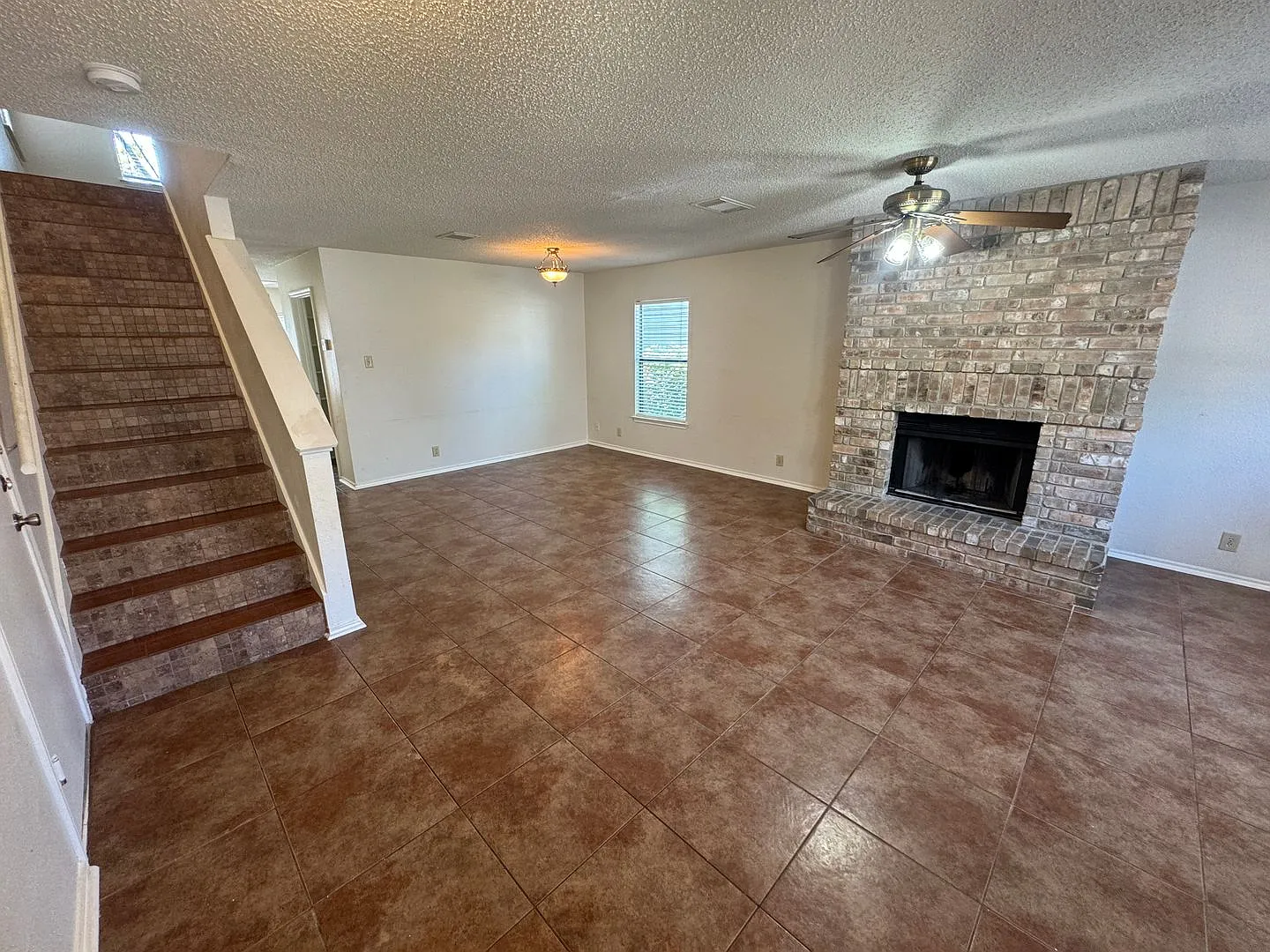 1449/MONTH-18 month lease 1525/MONTH-12 month lease** Single Family Home in Medical Center — Photo 2