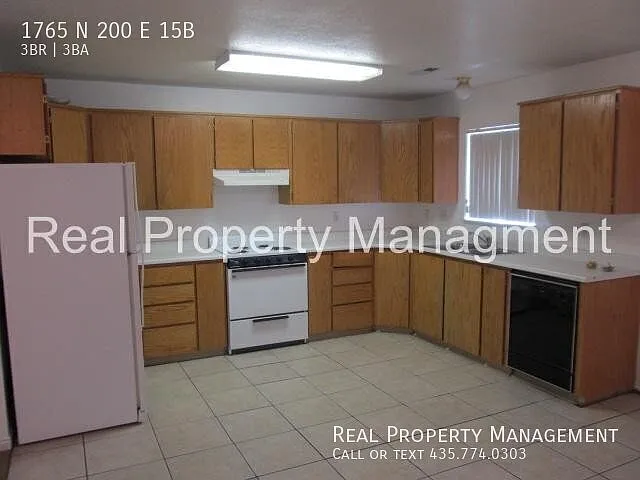 A large, 3 Bed and 2.5 bath, Town Home! Available in October! Water, Sewer, Trash included! Pet F... — Photo 2