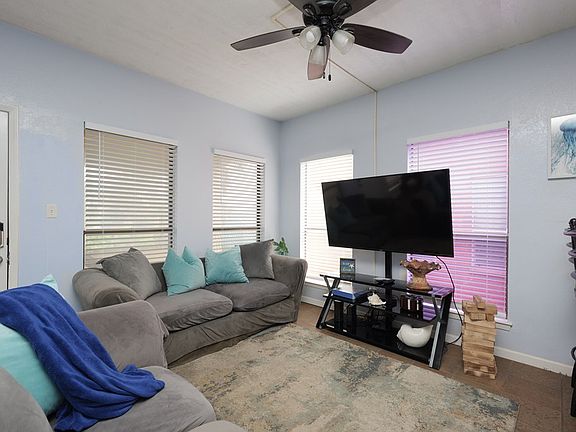 4th image of 117 E Retama St #301
