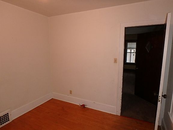 5th image of 8818 W Orchard St