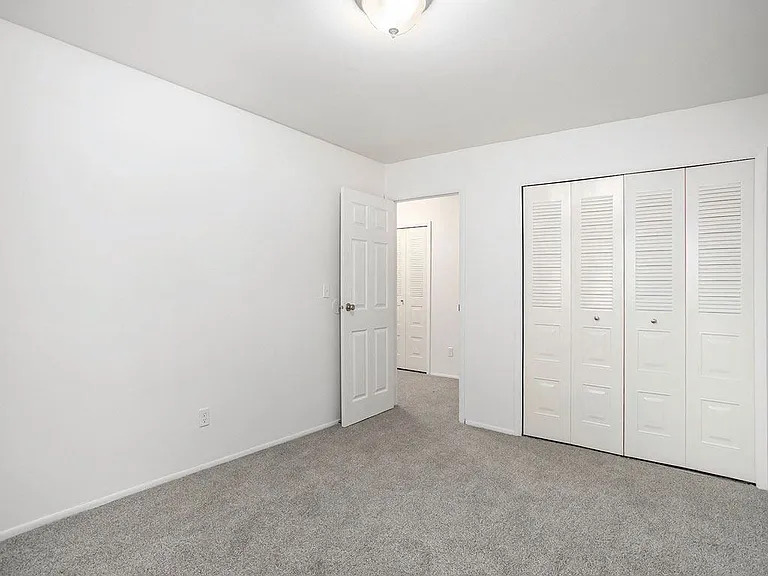 Fairlane Apartments — Photo 18
