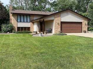 1550 Skyview Dr, Chaska, MN 55318