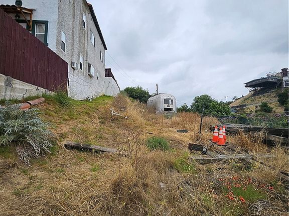 3rd image of 1142 N Stone St #9