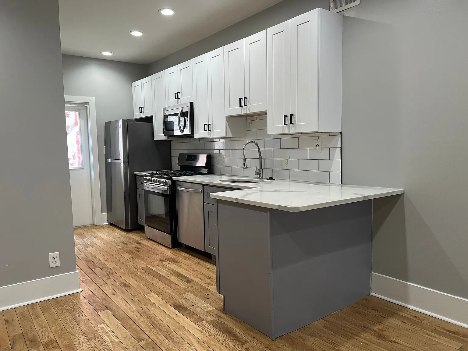 2 bed, 1.5 bath, 1000 sqft, $1,800 — Photo 2