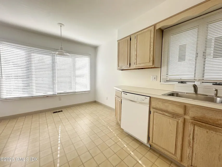 3 bed, 1.5 bath, 1470 sqft, $4,500 — Photo 3