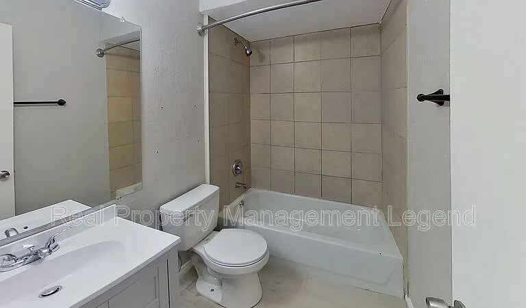 717 E Martin Ln — Photo 14