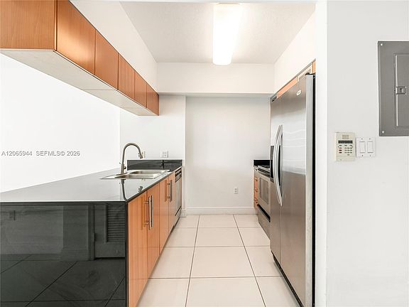 4th image of 1750 N Bayshore Dr #Penthouse 5309