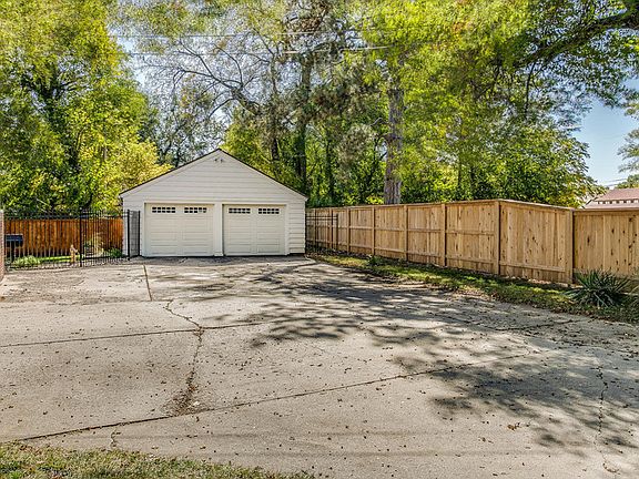 2.5 car garage : New cypress and Iron fencing