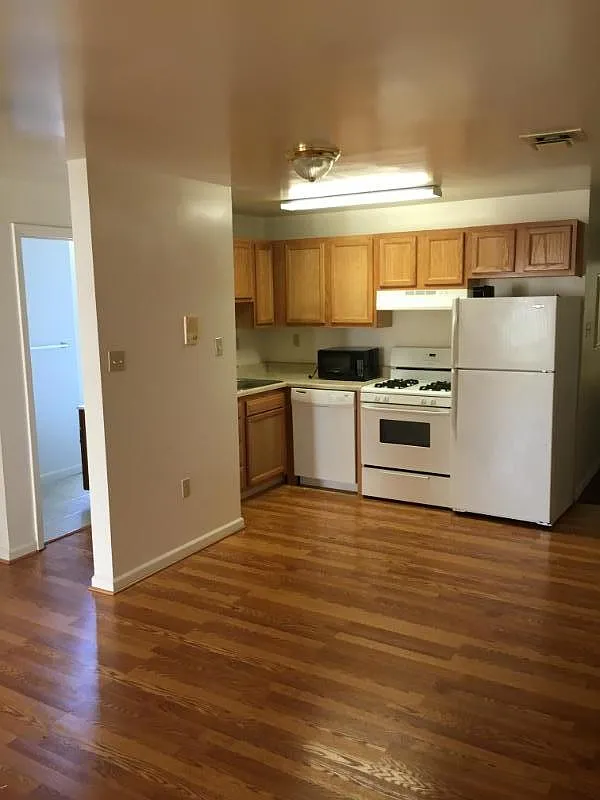2 bed, $1,400 — Photo 1