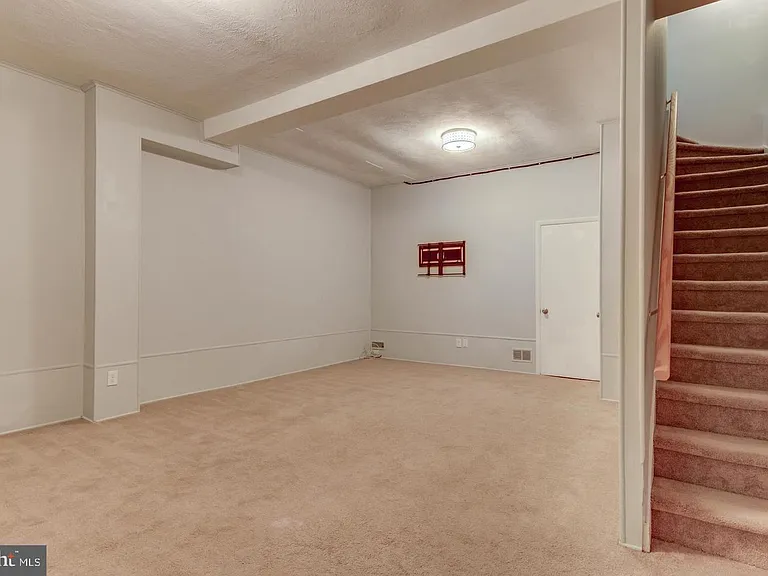 107 Montrose Ave — Photo 22