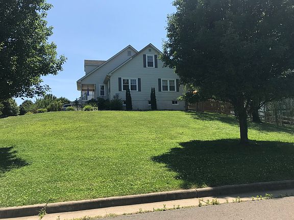 3rd image of 364 Horseshoe Ln