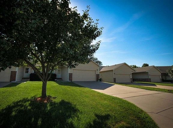 4th image of 924 N Cedar Point Cir