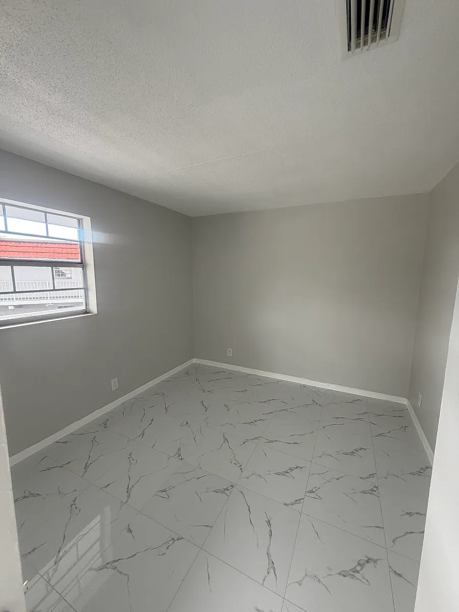 Building Photo - 770 SW 8th St #209