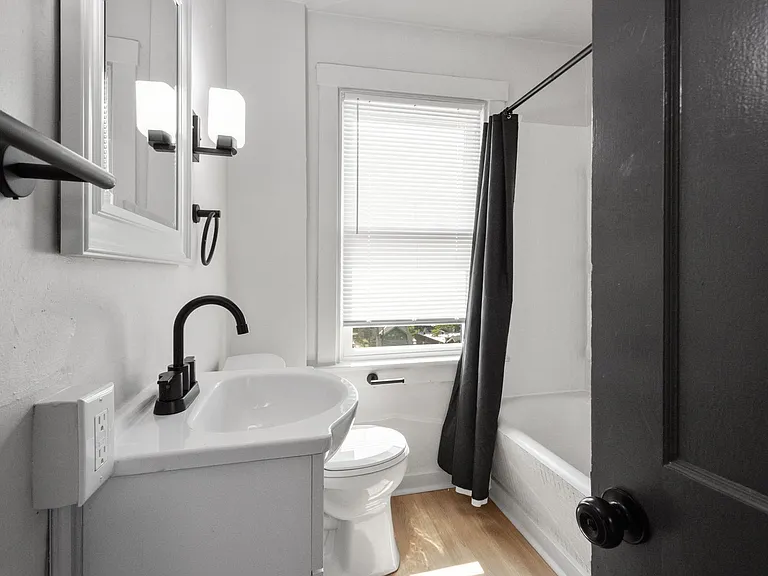 1303 Woodlawn Ave — Photo 2