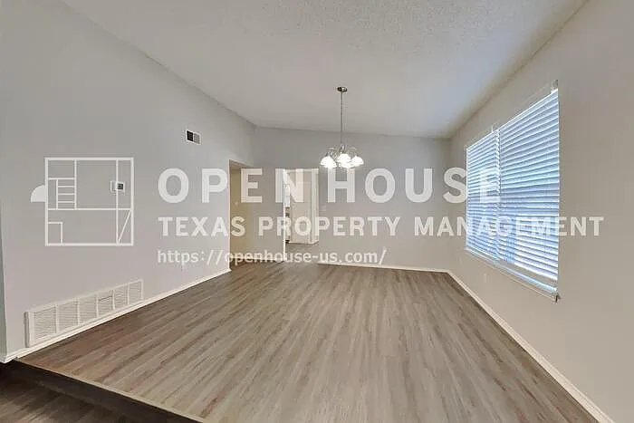 4814 Crest Dr — Photo 8