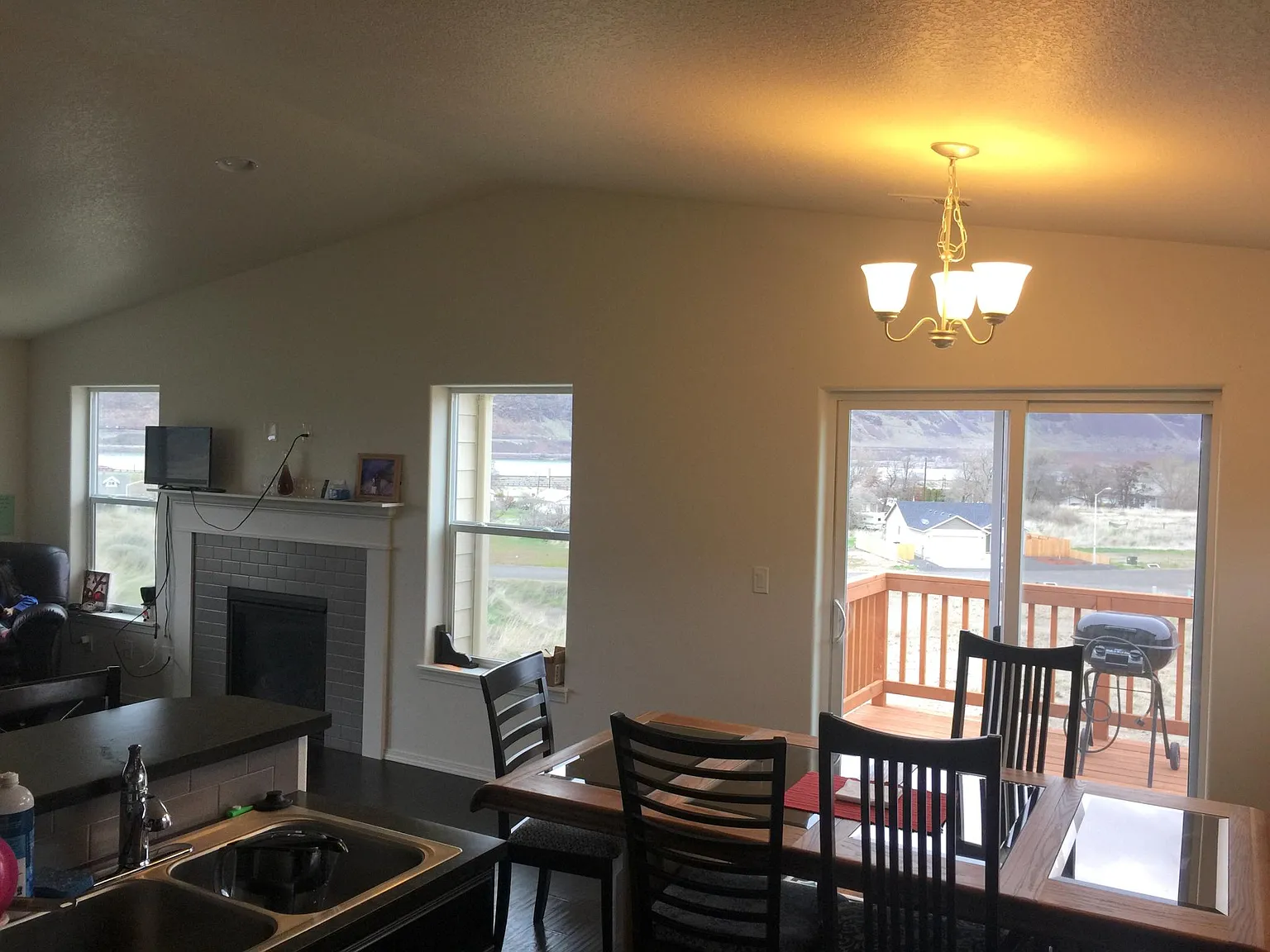 3 bed, 2.5 bath, 1400 sqft, $2,000 — Photo 2