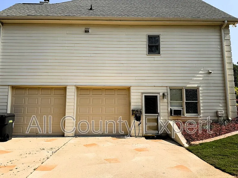 5760 Charleston Ln — Photo 2